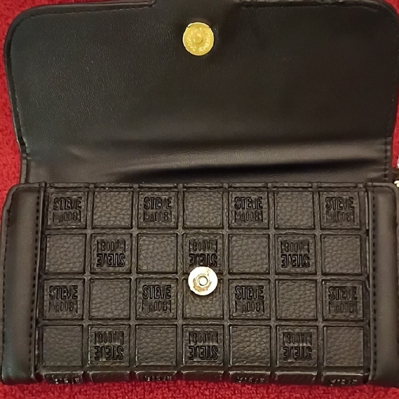 NWT🎁FREE GIFT INCLUDED🎁Steve Madden Black Wristlet with Gold Brand Logo - Picture 6 of 16